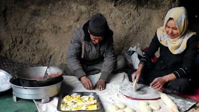 (ویدئو) پخت بولانی سبزیجات و تخم مرغ به روش جالب یک زوج غارنشین افغان