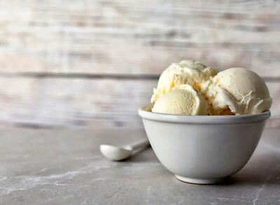 طرز تهیه یک بستنی وانیلی ساده و خوشمزه با شیر