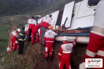 واژگونی وحشتناک اتوبوس در گردنه حیران/ علی‌رغم تلاش نیروهای هلال احمر 5 نفر کشته شدند+ فیلم نجات مسافران