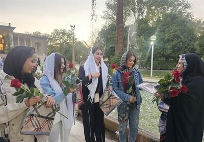 (تصاویر) اهدای شاخه گل به بانوان کم‌حجاب در باغ عفیف آباد شیراز