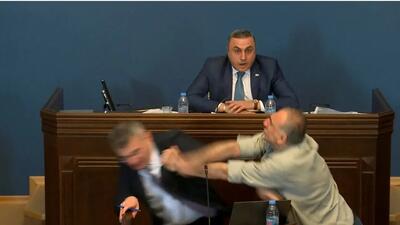 (ویدئو) درگیری شدید نمایندگان در پارلمان گرجستان