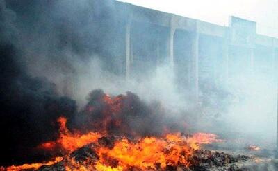 آتش‌سوزی انبار محصولات در میدان مهارت شیراز/ ویدئو