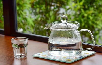 پنج فایده شگفت‌انگیز نوشیدن آب گرم - عصر خبر