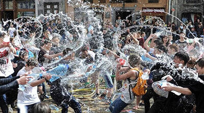 جشنواره آب در چین/ در این جشنواره مردم می‌توانند به پلیس آب بپاشند و پلیس هم به آنها آب می‌پاشد!/ ویدئو