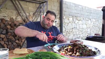 (ویدئو) غذای روستایی محبوب داغستانی؛ پخت دو غذا با گوشت، دل و جگر