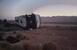 واژگونی اتوبوس مسافربری در یزد حادثه ساز شد