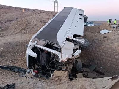 تصادف اتوبوس با کامیون در یزد؛ آخرین وضعیت مسافران + عکس
