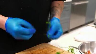(ویدئو) غذای خیابانی در آمریکا؛ پخت یک غذای متفاوت با شمشیرماهی غول پیکر