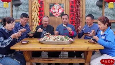 طرز تهیه یک غذای خوشمزه با ۸ خروس توسط آشپز چینی (فیلم)