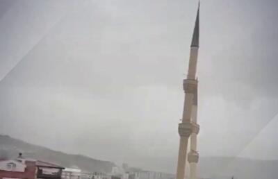 ببینید/ لحظه سقوط مناره یک مسجد در شهر چانکری