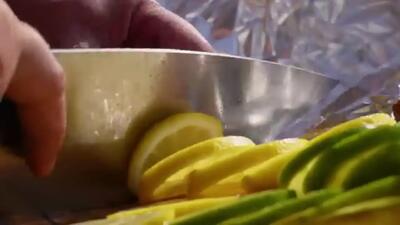 (ویدئو) روش خلاقانه آشپز روستایی اوکراینی برای کباب کردن یک ماهی غول پیکر