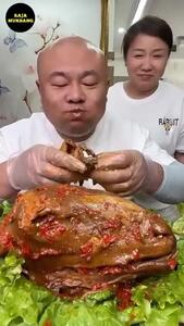 (ویدئو) این زوج مشهور چینی دو کله پاچه بزرگ را در 5 دقیقه خوردند!