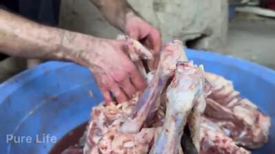(ویدئو) غذای خیابانی در ازبکستان؛ کباب کردن 210 کیلو گوشت در تنور به روشی جالب