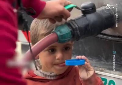 فیلم/ رفع تشنگی کودک فلسطینی با قطرات آب