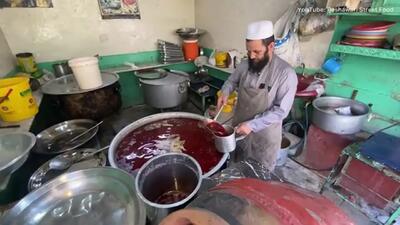 (ویدئو) فرآیند پخت 200 کیلو کله پاچه توسط آشپزهای خیابانی مشهور پاکستانی