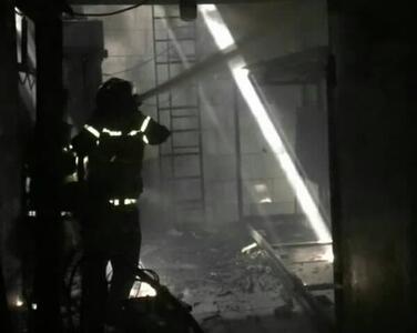 وقوع آتش‌سوزی مهیب در یک کارگاه آهنگری در پامنار تهران + ویدئو