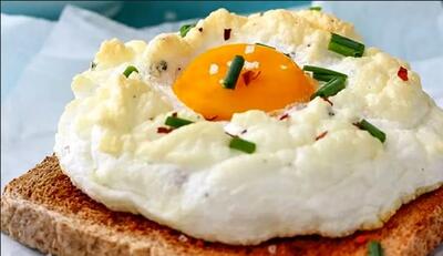 صبحانه امروزت رو ساده اما متنوع درست کن؛ نیمرو پنیر