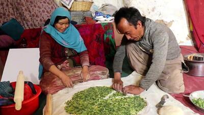 (ویدئو) نحوه پخت پیراشکی سیب زمینی و سبزیجات به سبک زوج غارنشین افغان