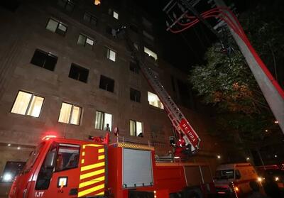 نجات 23 نفر در حادثه آتش‌سوزی آپارتمان 6 طبقه در قم - تسنیم