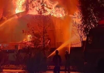مهار آتش‌سوزی گسترده کارخانه پارافین شهرک صنعتی شکوهیه قم - تسنیم
