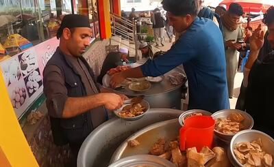غذای خیابانی در افغانستان؛ سرو آبگوشت پاچه گاو (فیلم)