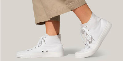 کفش‌های سفیدتان را اینوری ست کنید؛ ایده‌هایی شیک و ترندی برای استایل کردن کفش‌های پرطرفدار سفید - چی بپوشم