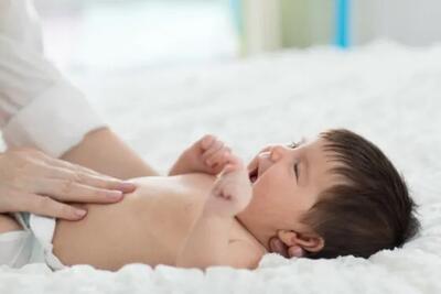 ماساژ نوزاد کولیکی برای کاهش درد و آرام شدن نوزاد