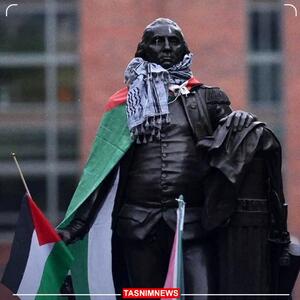 چفیه و پرچم فلسطین بر دوش بنیانگذار آمریکا