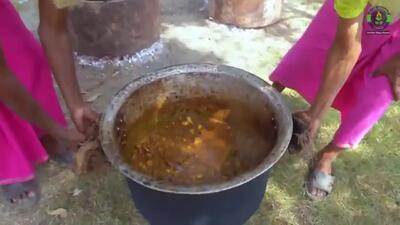 (ویدئو) فرآیند پخت چلو خورشت زبان گاو به روش جالب سه پدربزرگ روستایی هندی