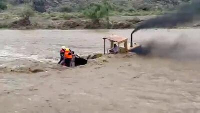 نجات دراماتیک از رودخانه با بیل مکانیکی