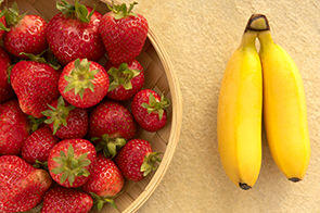 موز و توت فرنگی بهترین میوه های ضد افسردگی هستند! | خواص فوق العاده ی موز و توت فرنگی برای این افراد