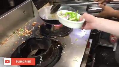 (ویدئو) غذای خیابانی محبوب در پاکستان؛ کباب کردن دیدنی 15 مرغ دور آتش