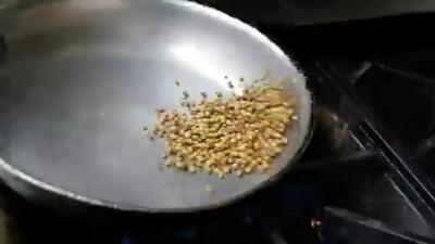 (ویدئو) غذای خیابانی در هند؛ پخت کباب کوبیده تنوری به شیوه ای خلاقانه