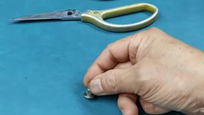 (ویدئو) روشی ویژه برای تیز کردن قیچی به اندازه تیغ در 3 دقیقه