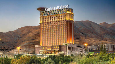یک شب اقامت در هتل های ۵ستاره تهران چقدر آب میخورد؟