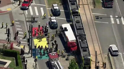 فیلم وحشتناک از تصادف هولناک قطار با اتوبوس مسافربری در لس آنجلس / 50 نفر راهی بیمارستان شدند + عکس