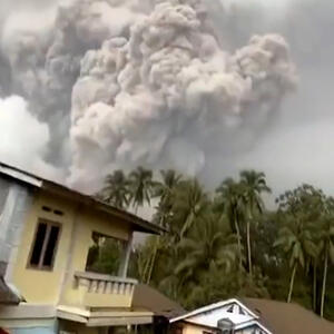 از آتش گرفتن زن تا فوران آتشفشان کوه روانگ اندونزی