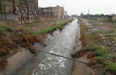 افتادن یکی از کارگران خدمات شهری در کانال سرخه حصار تهران حین جمع‌آوری آب‌های سطحی / جستجو برای یافتن او ادامه دارد