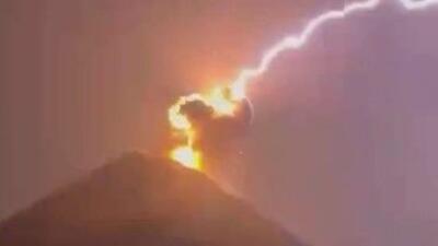 صحنه‌ای آخرالزمانی از برخورد صاعقه به فوران آتشفشان در گواتمالا