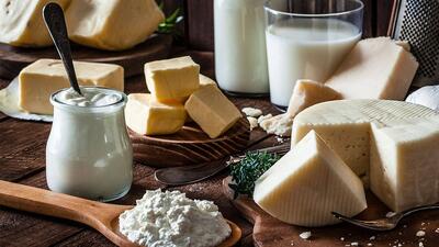 طرز تهیه پنیر محلی با ۴۰ کیلو شیر گاو (فیلم)