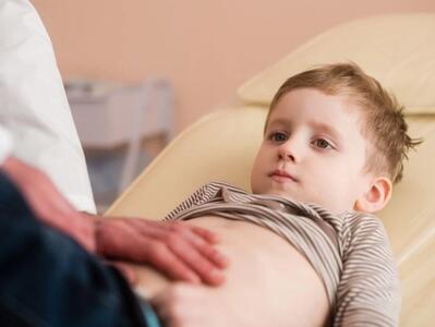 عدم نزول بیضه یا کریپتورکیدیسم در کودکان با چه علائمی همراه است ؟