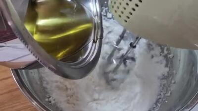 (ویدئو) نحوه درست کردن 5 دقیقه ای شیرینی نارگیلی کارگاهی در خانه!