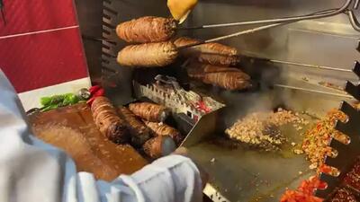 (ویدئو) غذای خیابانی در ترکیه؛ نحوه پخت و سرو کوکورچ (روده کبابی)