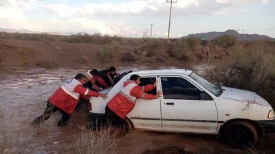 امدادرسانی نیروهای هلال‌احمر خواف به ۳۰ خودروی گرفتار در سیلاب