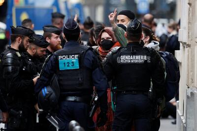بیرون کردن دانشجویان فرانسوی توسط پلیس پاریس
