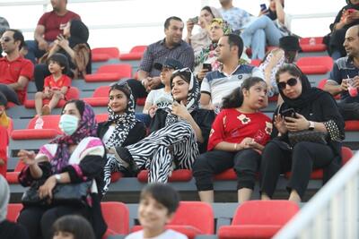 زنان از تماشای بازی پرسپولیس و استقلال با نساجی محروم شدند | رویداد24
