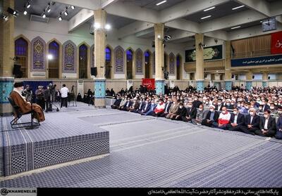 آغاز دیدار کارگزاران حج با رهبر انقلاب با نوای زیبای لبیک حجاج در حسینیه امام خمینی
