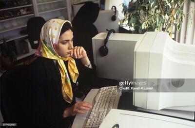 عکس/دختری در کافی نت شمال تهران در ۱۳۷۷ | اقتصاد24