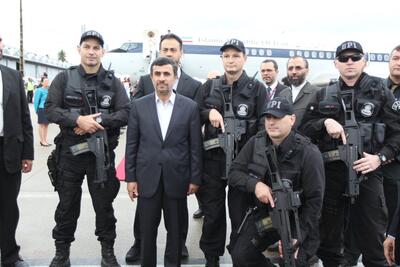 ماجرای عکس جنجالی احمدی نژاد در برزیل | محمود در میان مردان مسلح | پایگاه خبری تحلیلی انصاف نیوز