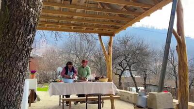 (ویدئو) فرآیند تهیه سوسیس خانگی توسط یک خانواده روستایی آذربایجانی